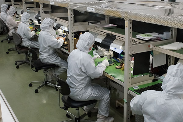 防塵・静電気対策を徹底した製造エリア