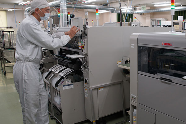 防塵・静電気対策を徹底した製造エリア